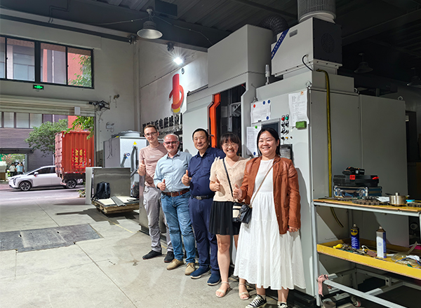 歡迎白俄羅斯客戶(hù)來(lái)廠驗(yàn)貨感應(yīng)淬火機(jī)床